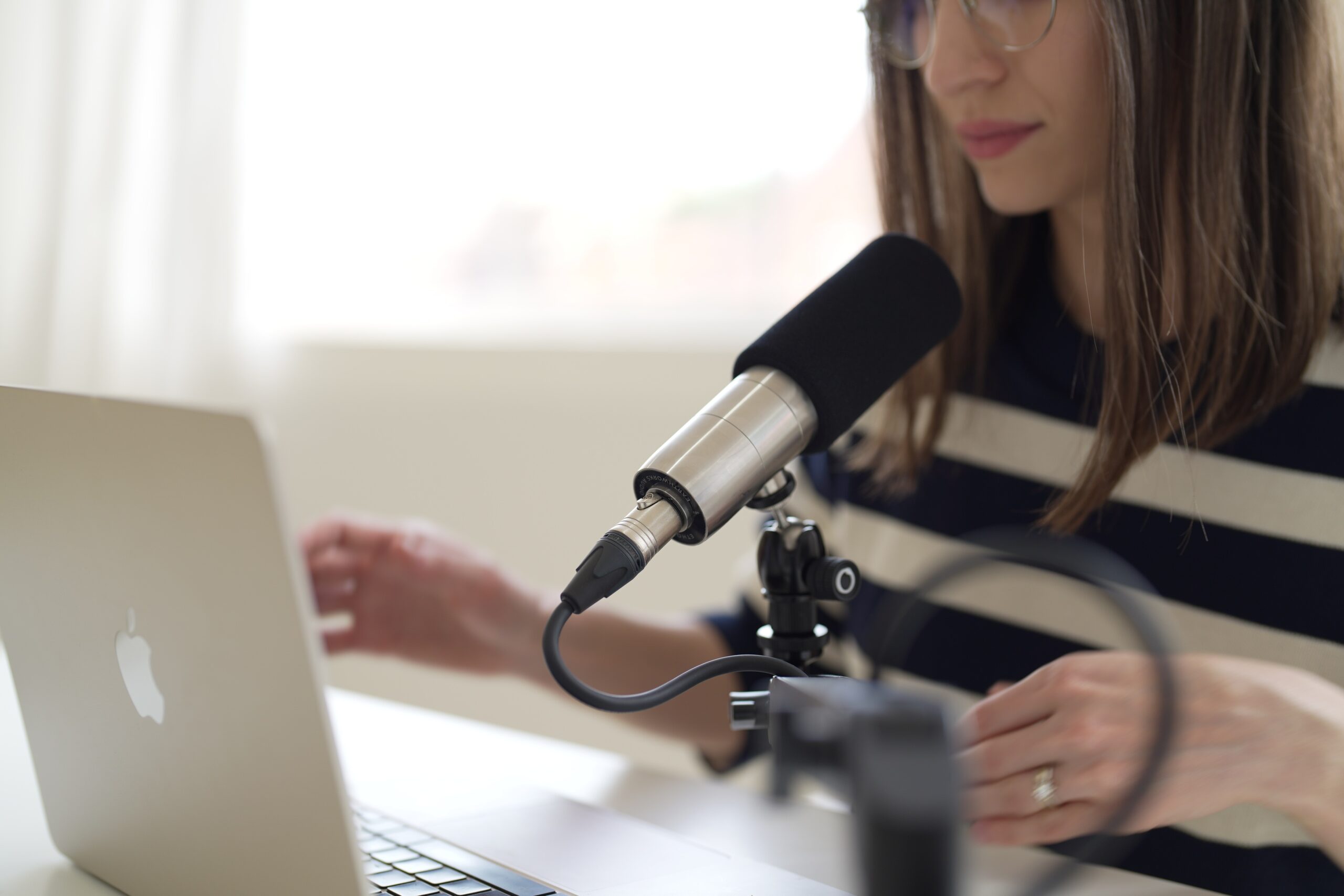 Episode 256: Jonathan Kvarfordt on Leveraging AI in Enablement